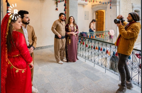 Li Kelha Hewlêrê 10 mêr û jinan bi cilên Kurdî roja zewaca xwe bibîr anîn